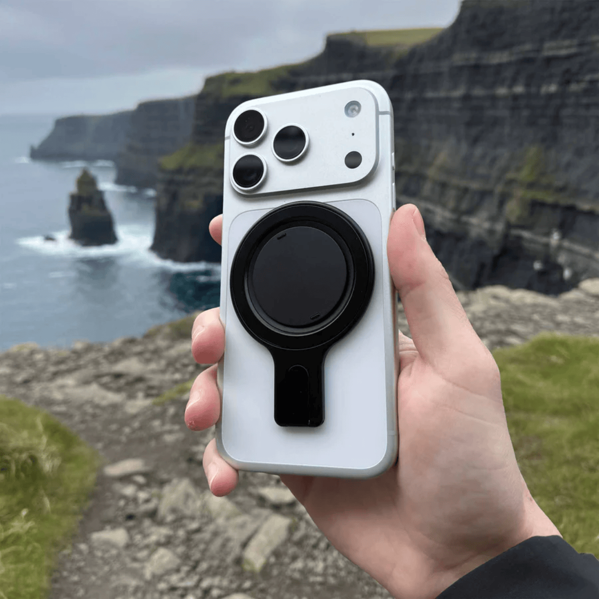 OhSnap Grip Stand Boring Black sosteniendo celular en modo horizontal