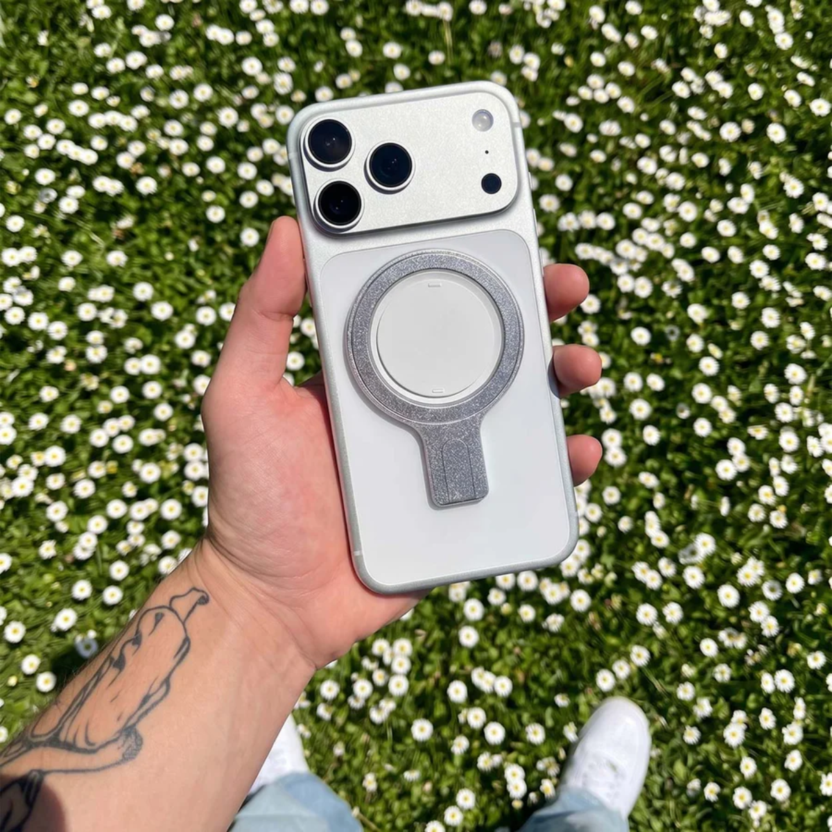 OhSnap Grip Stand Overexposed sosteniendo celular en modo horizontal