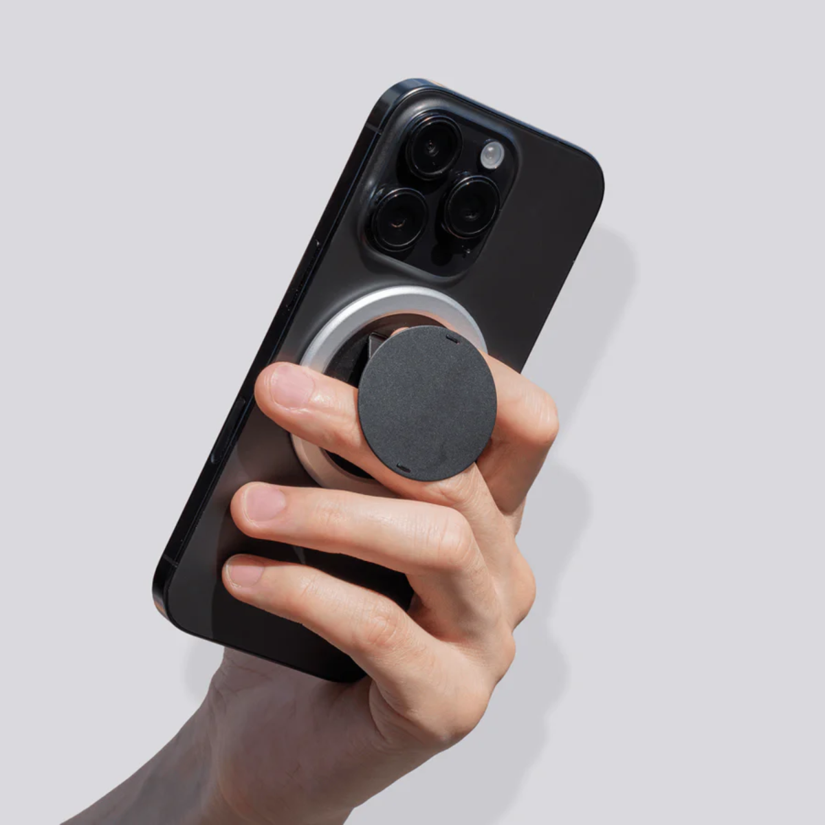 Kickstand integrado del OhSnap Snap Grip Silver Fox para ver videos manos libres