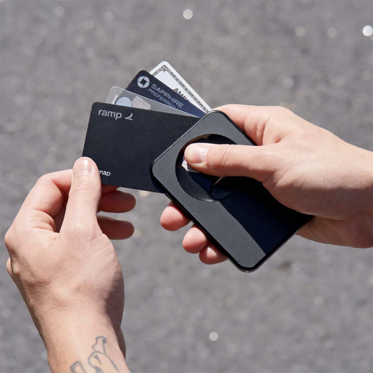OhSnap Grip Wallet sacando tarjetas de la billetera magnética para celular