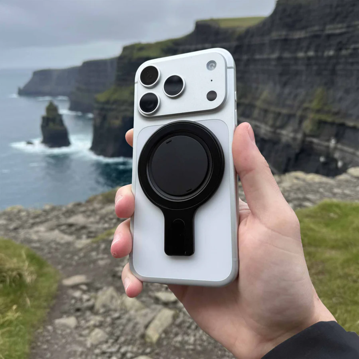 OhSnap Grip Stand Boring Black sosteniendo celular en modo horizontal