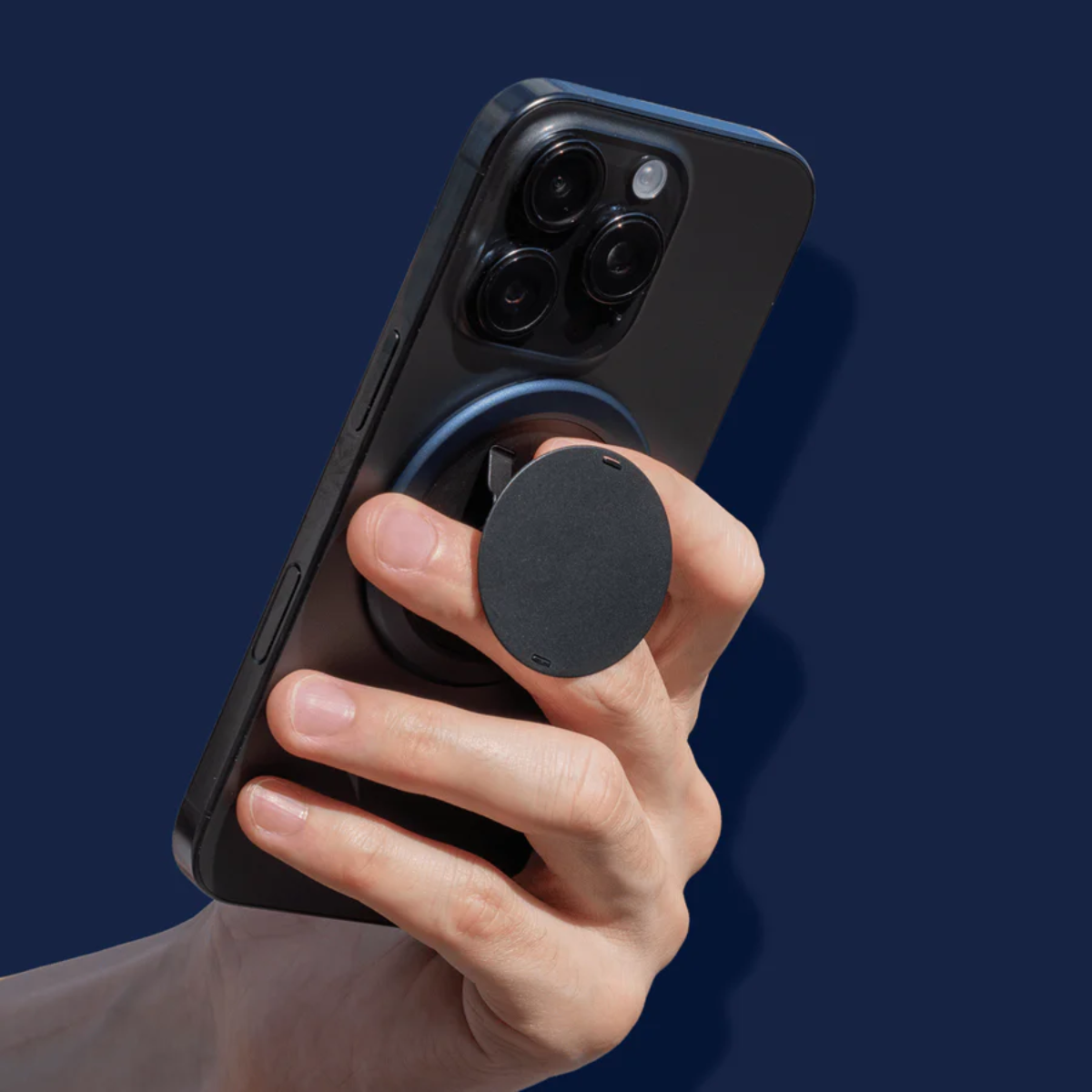 Kickstand integrado del OhSnap Snap Grip azul para ver videos manos libres